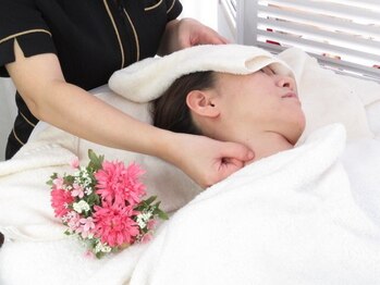 レオティアラ(REOTIARA)の写真/【ヘッドスパ+アロマデコルテオイルマッサージ】老廃物の排出を促進し血流UPで頭痛/眼精疲労/肩コリ改善