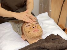 シェノン(Chainon)の雰囲気（ハーブピーリング施術中です。お肌にしっかり入れ込みます。）