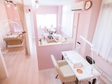 アオ(AO)の雰囲気（ピンクを基調とした店内）