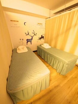 大唐足マッサージ 道頓堀本店/2人仲間同士並びマッサージ空間