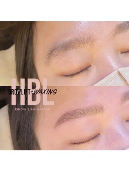 ユヌ(une)/ハリウッドブロウリフト