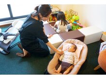 ママリュクス 芦屋本店(mamaluxe)の雰囲気（見守りスタッフと赤ちゃんと一緒にゆっくり整体を受けられます☆）