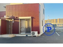 レヌール(LENULE)の雰囲気（赤い外壁が目印です【駐車場は建物の右隣に一台有り】）
