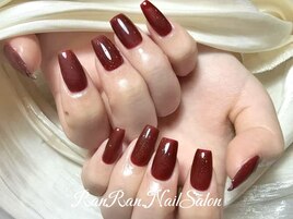 深みレッドの大人ネイル