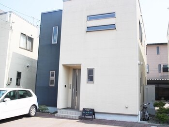 ソラ(Sora)/【外観】白とネイビーが特徴です