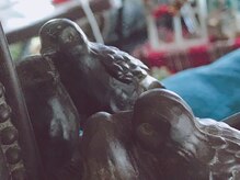 ハミングバード/小鳥が覗き込む鏡