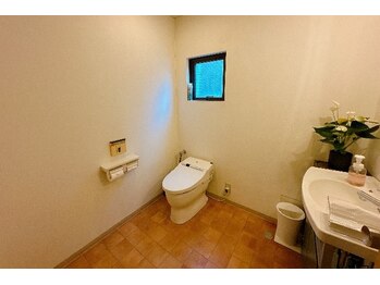 東京脊柱専門整体院/広いトイレ