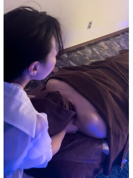 ふんわりコスモマッサージ/デコルテから首のオイル施術