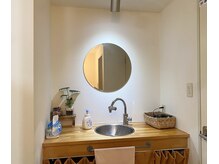 お直しスペースにドライヤーとヘアブラシのご用意もあります♪