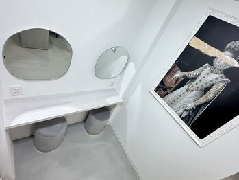 オジ(Oji)/メイクスペース