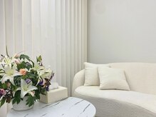 店内は白を基調とした清潔感のある明るい雰囲気です♪