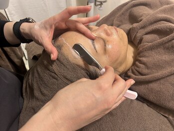 朝と詩/生え際も自然になるよう剃ります