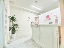 ニコル 大阪池田店(NICOL)/白で綺麗めなエントランス☆