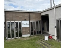 敷地内入ってすぐ左手、茶色い建物が目印★入口は向かって右側。