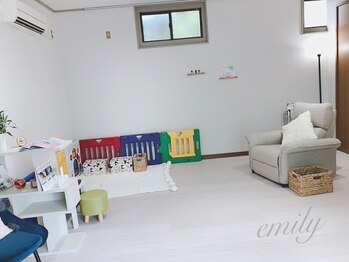 エミリー(emily)/まずはソファ席にご案内