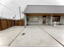 ソナ(sona)の雰囲気（店舗前　駐車場３台）