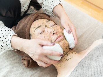 サロン ド エン(Salon de. en)/ハーブピーリング施術風景