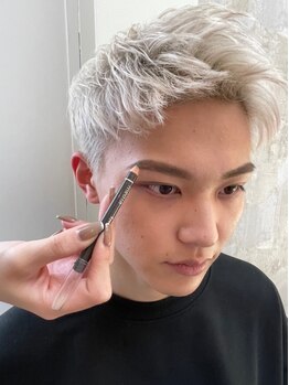 プラチナムドール(PLATINUM DOLL)の写真/SNSでも話題殺到のアイブロウスタイリング。骨格に合わせたデザインを提案◎メンズ美容は当たり前の時代に!