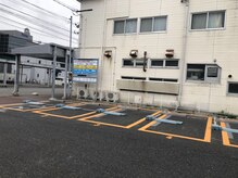 万代で店舗前ゆとりのある広さの無料駐車スペース有り＾＾