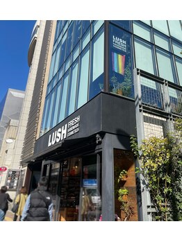 スリーアイ(THREE EYE)/NU茶屋町右手側に真っ直ぐ進み