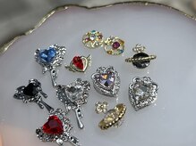 ネイルでY2Kを楽しむ！未来的×レトロなパーツで指先にトレンドを