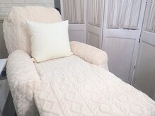 リクライニングシートでゆったり施術♪