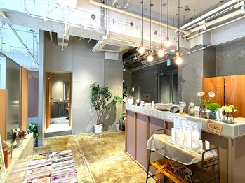 フーコー 小倉魚町店(fuhcoh)/光が差し込む明るい店内