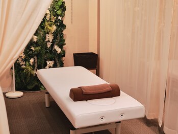 からだバランス整体 梅田院/ベッドにご案内