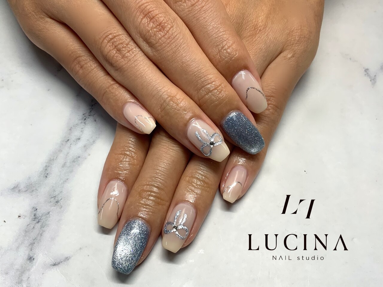 2025年-2026年冬トレンド】ブルー リボンのネイルデザイン集｜人気順