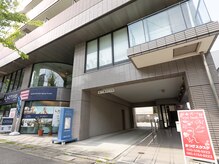 アイラッシュMの雰囲気（赤い看板の奥、マンションの階段をお上がり下さい）
