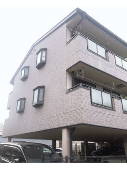 ジュノ(JUNO)/右手に見えるグレーのマンション