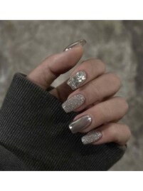 上品グレージュネイル