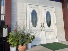 トータルビューティーサロン 凛/凛の入口。右側の扉からどうぞ