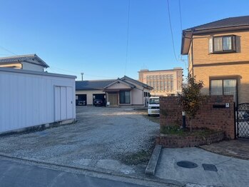 イーズ(ease)/奥の平屋が店舗です