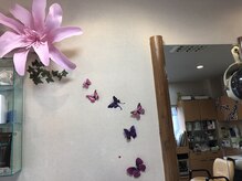 ヘアメイクアンドリラクゼーション モナミ(mon ami)の雰囲気（お花をたくさん飾って華やかな雰囲気に♪）