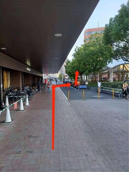 えくぼ 神戸駅前店(悦慕)/左へ（駐輪場）JR高架沿いを歩き