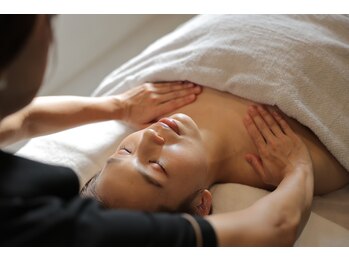 ルナアウラ(Luna Aura)/【デコルテトリートメント】