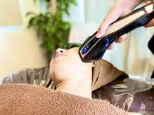 毛穴洗浄後、光マシンで毛穴引き締め毛穴洗浄エクストラクション