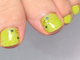キラキラフラッシュフットネイル