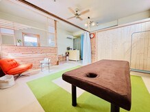 雨のち晴れの雰囲気（木の温もりと青空の元で施術しているかのようなこだわり空間♪）