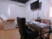 個室も完備。施術中も映画鑑賞しながらリラックス♪