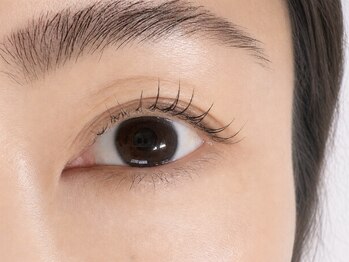 アムール(amour)の写真/大人女性におすすめのまつげパーマ◎ケラチントリートメントで持ち◎ナチュラル上品な束間デザインも♪