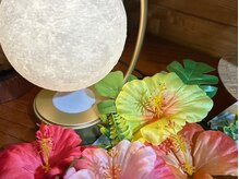 隠れ家的サロン ヒーリングハウス ポロカ(poloka)の雰囲気（アロハ♪可憐なハイビスカスがお出迎え）