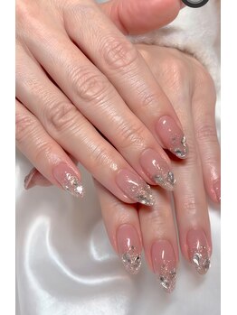 繊細ラメが輝く上品グラデネイル