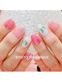 シェルがポイントの春夏ネイル