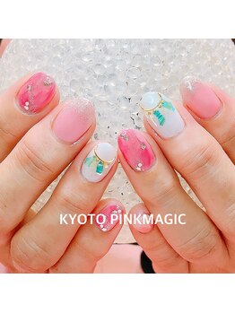 シェルがポイントの春夏ネイル