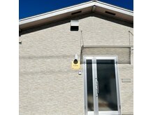 入り口は施錠してますのでインターフォンを押してお待ちください