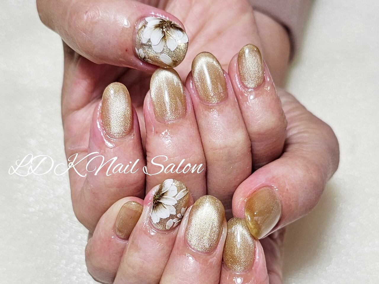 ゴールド(金)/ぷっくりフラワーのネイルデザイン｜ネイルブック ネイル