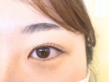 フリルアイビューティーリリア(frill eye beauty×Lilia)の写真/ワンホン束感仕上げ◎フラットラッシュが大バズり中！人気のモテカワデザインで理想の目元に♪