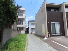 【肩こり・よもぎ蒸し】リンパマッサージBambiの雰囲気（こちらの茶色の建物の奥にある白い一軒家がBambiです）